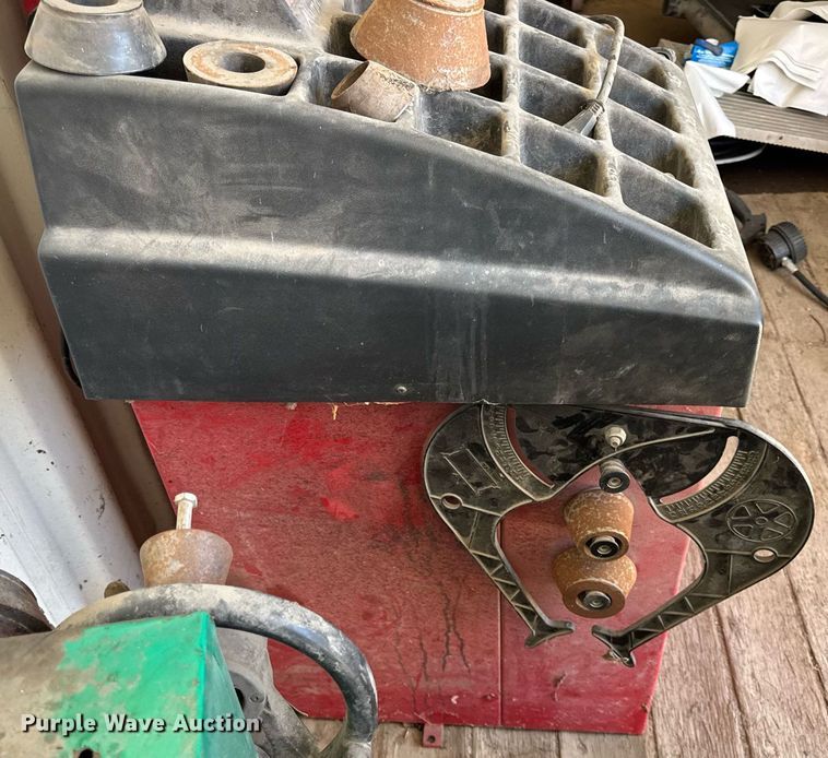 image for item DU3452 CEMB C73-L tire balancer