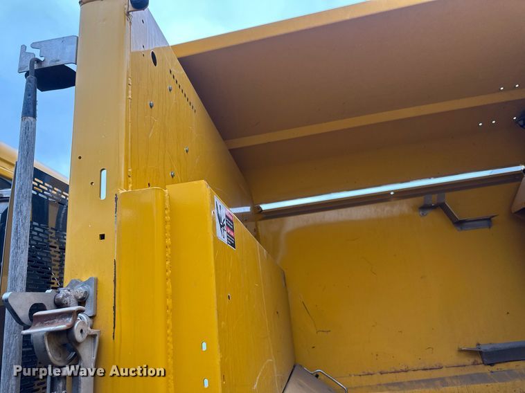 image for item DV0749 2016 Freightliner  M2 refuse truck