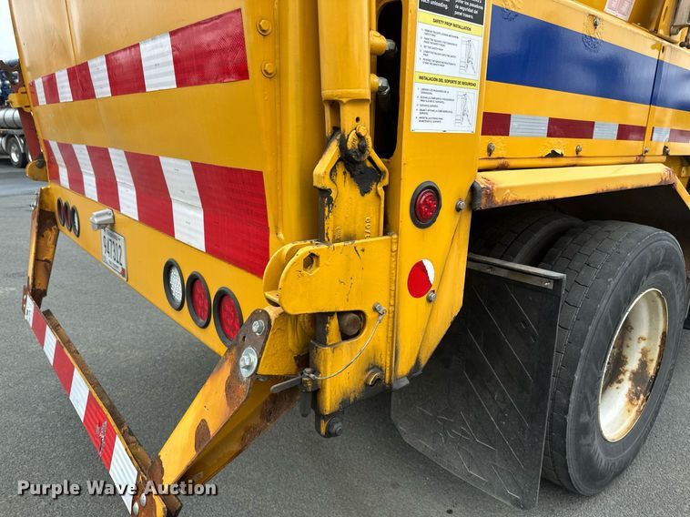 image for item DV0749 2016 Freightliner  M2 refuse truck