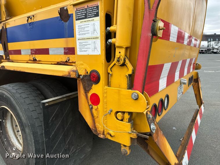 image for item DV0749 2016 Freightliner  M2 refuse truck