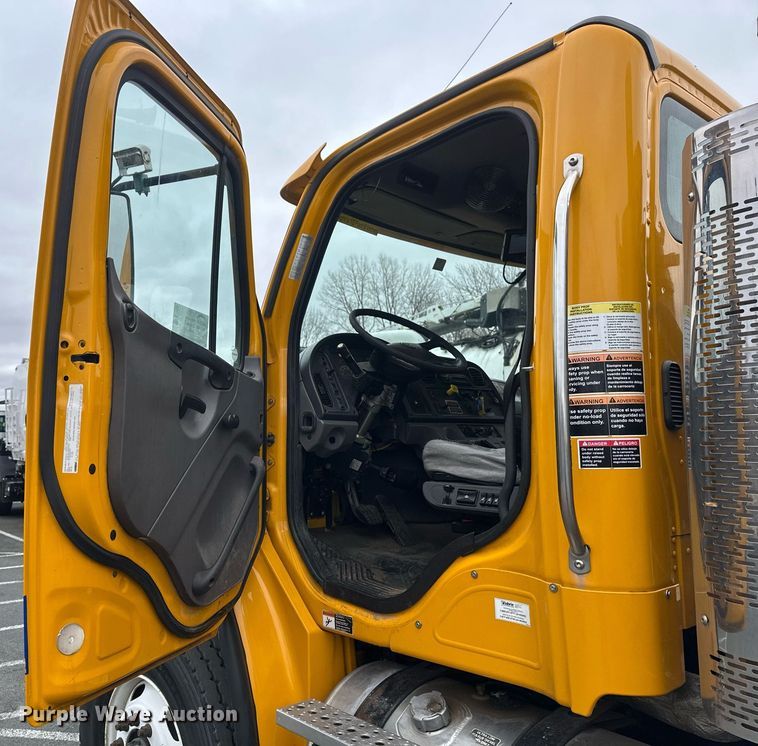 image for item DV0749 2016 Freightliner  M2 refuse truck