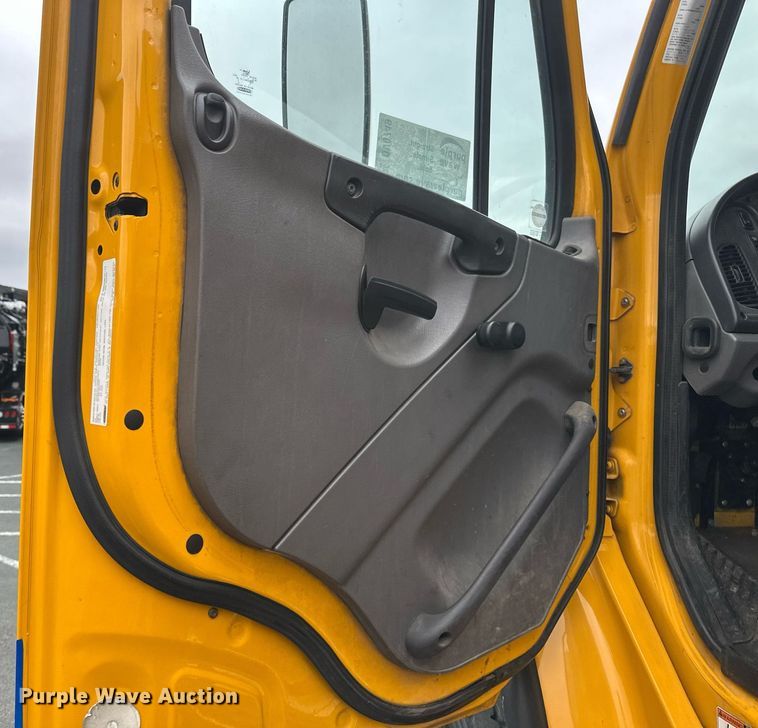 image for item DV0749 2016 Freightliner  M2 refuse truck