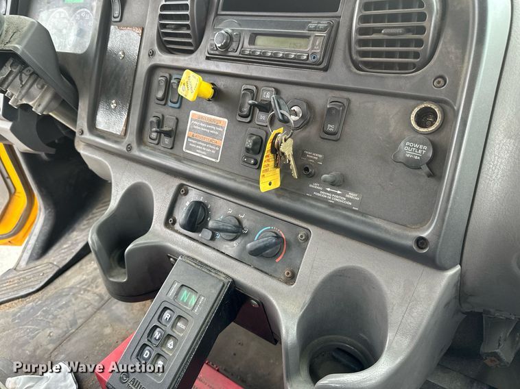 image for item DV0749 2016 Freightliner  M2 refuse truck