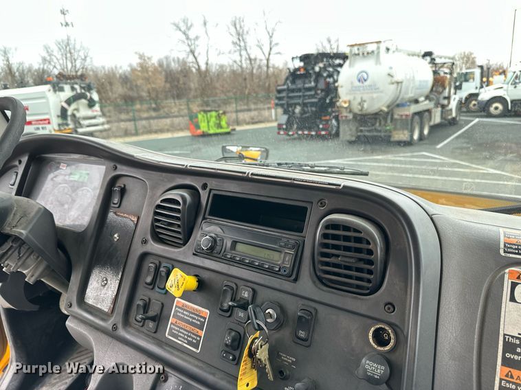 image for item DV0749 2016 Freightliner  M2 refuse truck