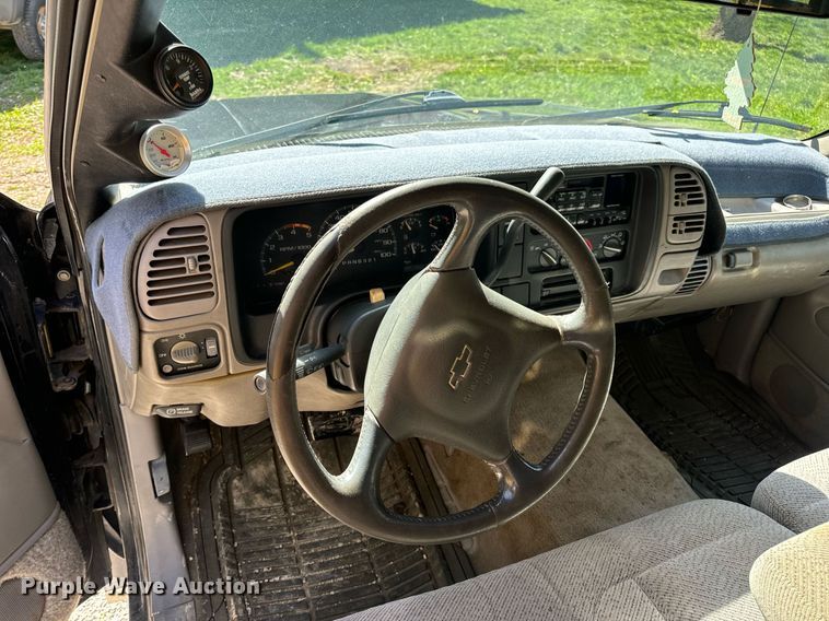 image for item DV1906 1995 Chevrolet C3500 Ext. Cab pickup truck