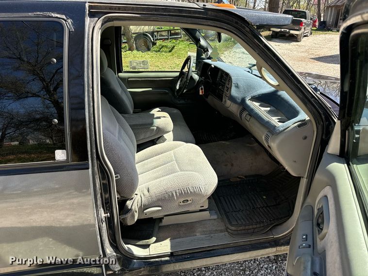 image for item DV1906 1995 Chevrolet C3500 Ext. Cab pickup truck