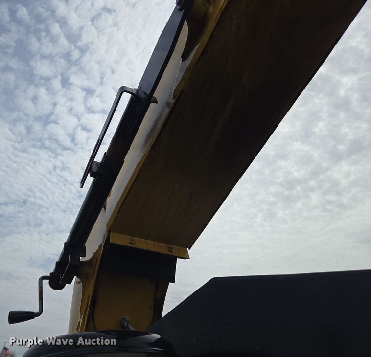 image for item DW1917 2019 Vermeer BC1800XL wood chipper