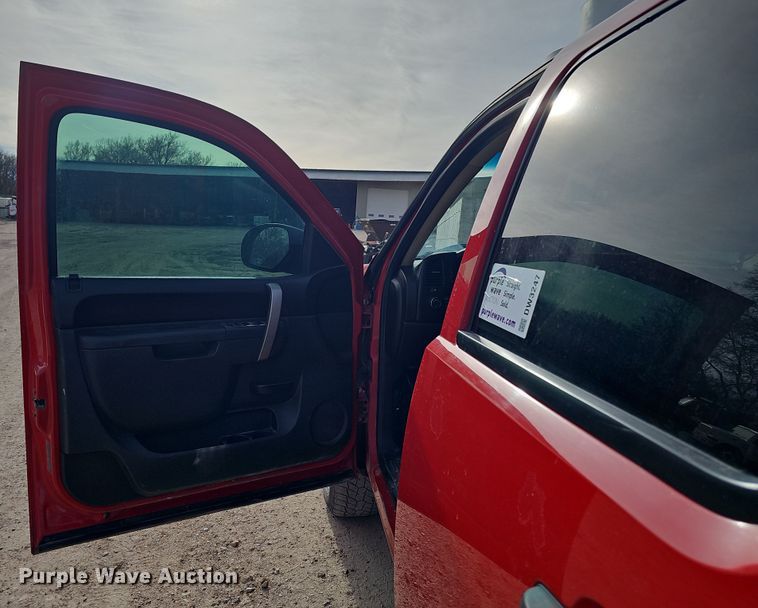 image for item DW3247 2011 Chevrolet Silverado 1500 Crew Cab pickup truck