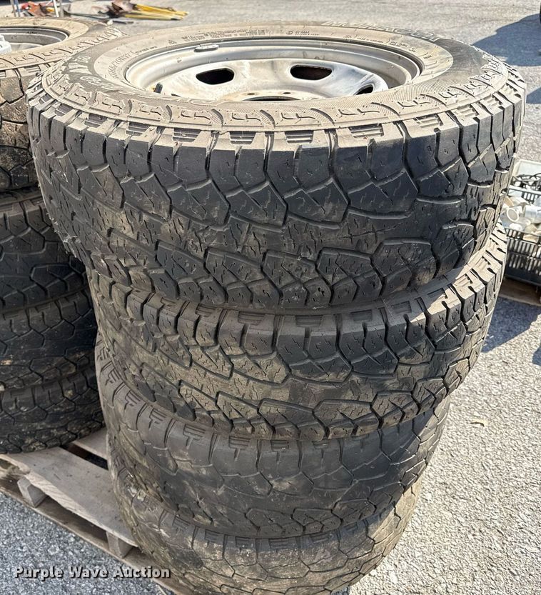 image for item DY7978 (16) Tires and wheels