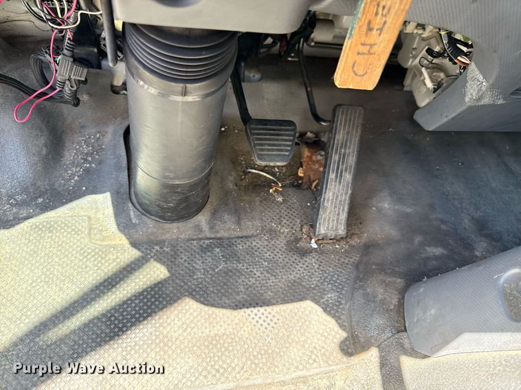 image for item DY7987 2011 Isuzu NPR box truck