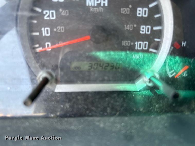 image for item DY7987 2011 Isuzu NPR box truck