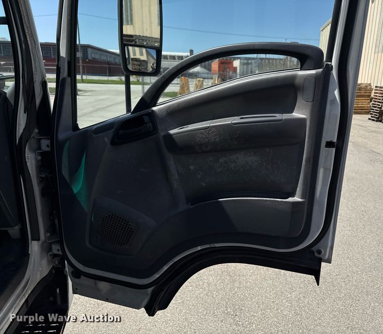 image for item DY7987 2011 Isuzu NPR box truck