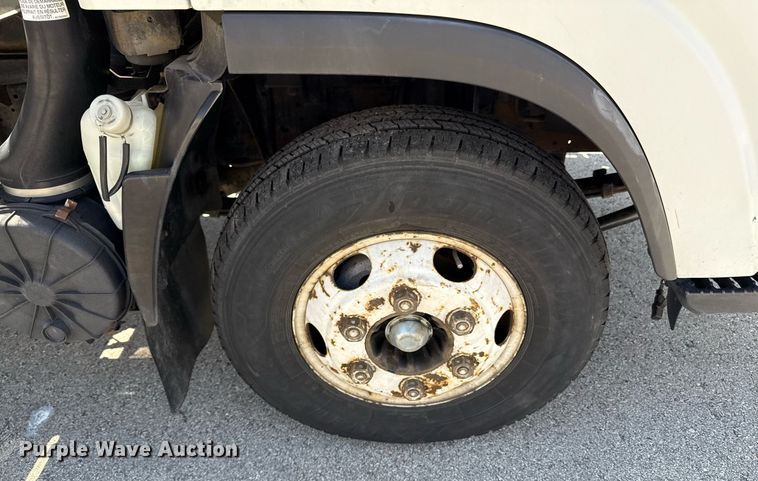 image for item DY7987 2011 Isuzu NPR box truck