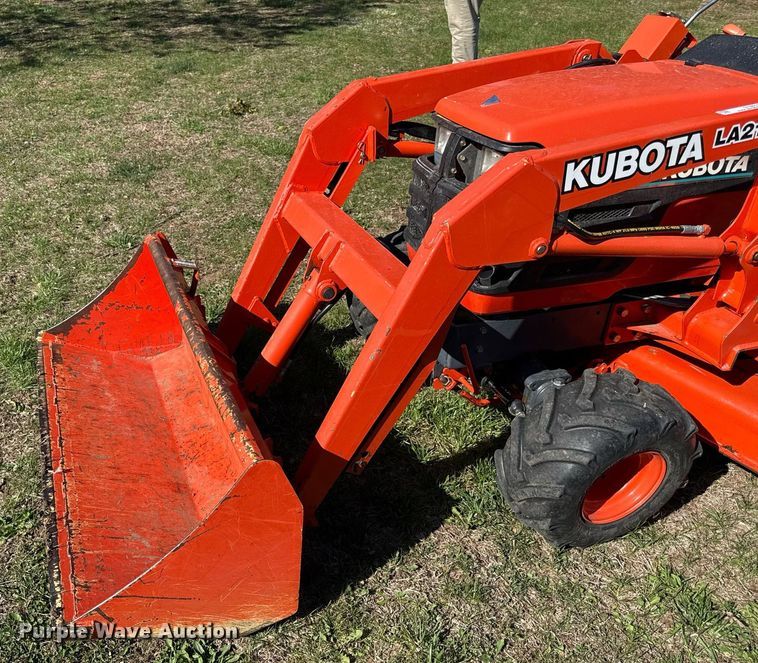 image for item DY8019 Kubota BX2200D MFWD tractor
