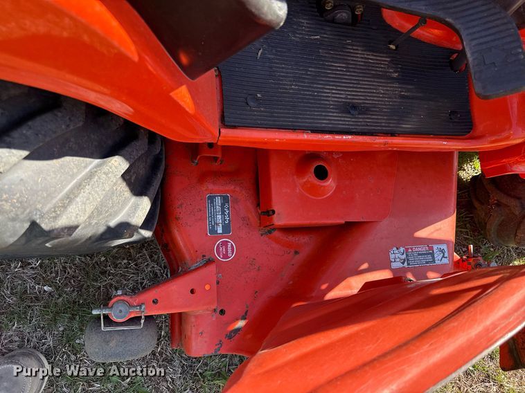 image for item DY8019 Kubota BX2200D MFWD tractor