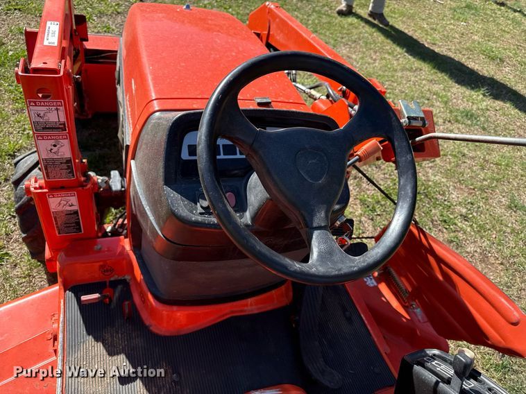 image for item DY8019 Kubota BX2200D MFWD tractor