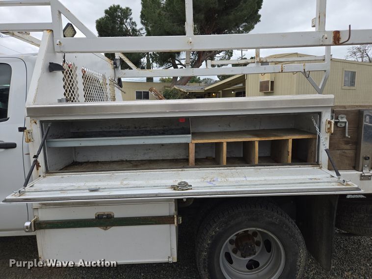 image for item EC0911 2018 Chevrolet Silverado 3500HD Crew Cab flatbed pickup truck