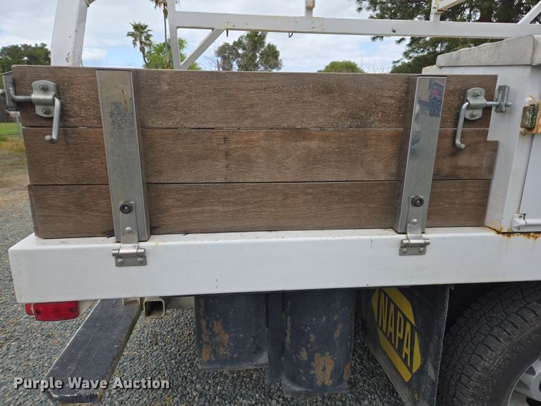 image for item EC0911 2018 Chevrolet Silverado 3500HD Crew Cab flatbed pickup truck