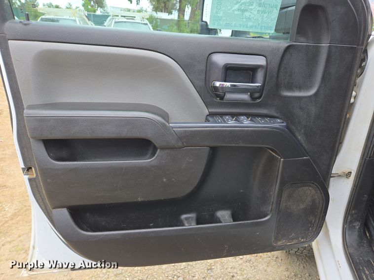 image for item EC0911 2018 Chevrolet Silverado 3500HD Crew Cab flatbed pickup truck