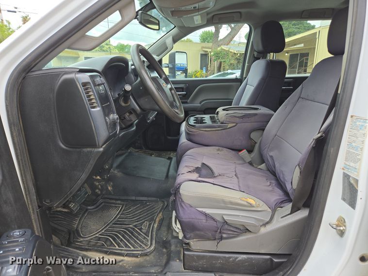 image for item EC0911 2018 Chevrolet Silverado 3500HD Crew Cab flatbed pickup truck