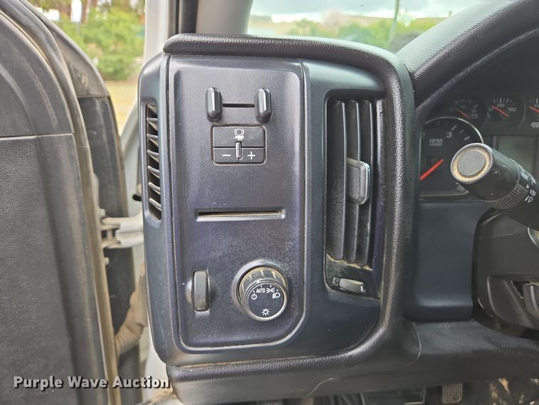 image for item EC0911 2018 Chevrolet Silverado 3500HD Crew Cab flatbed pickup truck