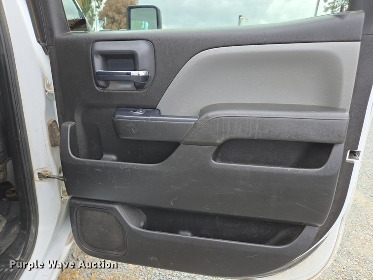 image for item EC0911 2018 Chevrolet Silverado 3500HD Crew Cab flatbed pickup truck