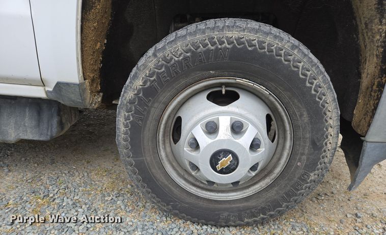 image for item EC0911 2018 Chevrolet Silverado 3500HD Crew Cab flatbed pickup truck