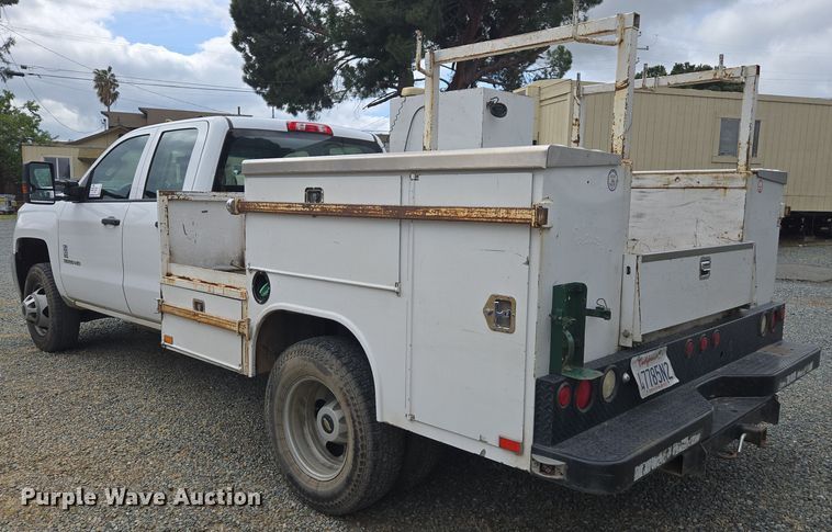 image for item EC0912 2018 Chevrolet Silverado 3500HD Double Cab flatbed pickup truck