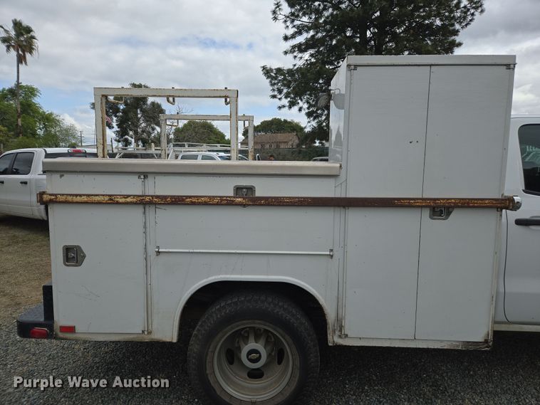 image for item EC0912 2018 Chevrolet Silverado 3500HD Double Cab flatbed pickup truck