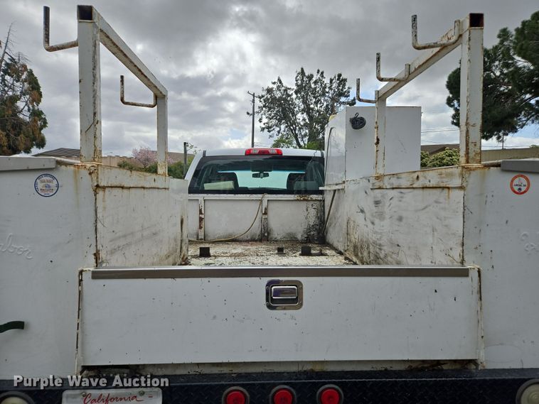 image for item EC0912 2018 Chevrolet Silverado 3500HD Double Cab flatbed pickup truck