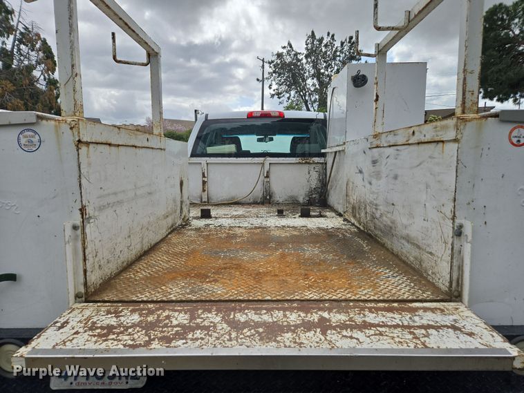 image for item EC0912 2018 Chevrolet Silverado 3500HD Double Cab flatbed pickup truck