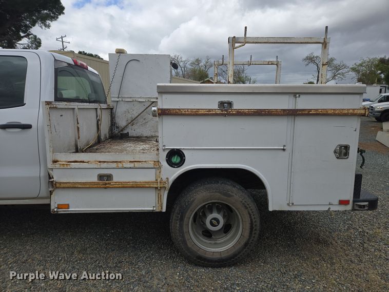 image for item EC0912 2018 Chevrolet Silverado 3500HD Double Cab flatbed pickup truck