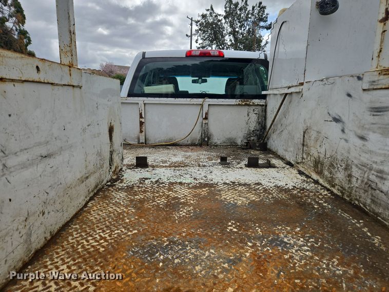 image for item EC0912 2018 Chevrolet Silverado 3500HD Double Cab flatbed pickup truck