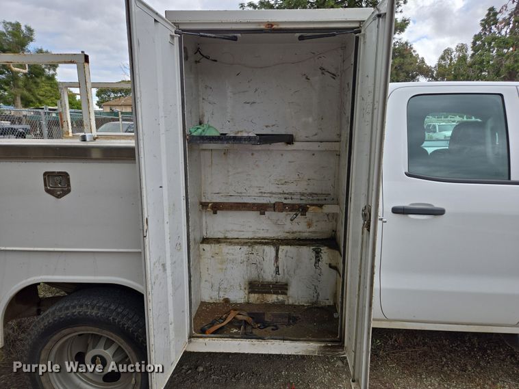 image for item EC0912 2018 Chevrolet Silverado 3500HD Double Cab flatbed pickup truck