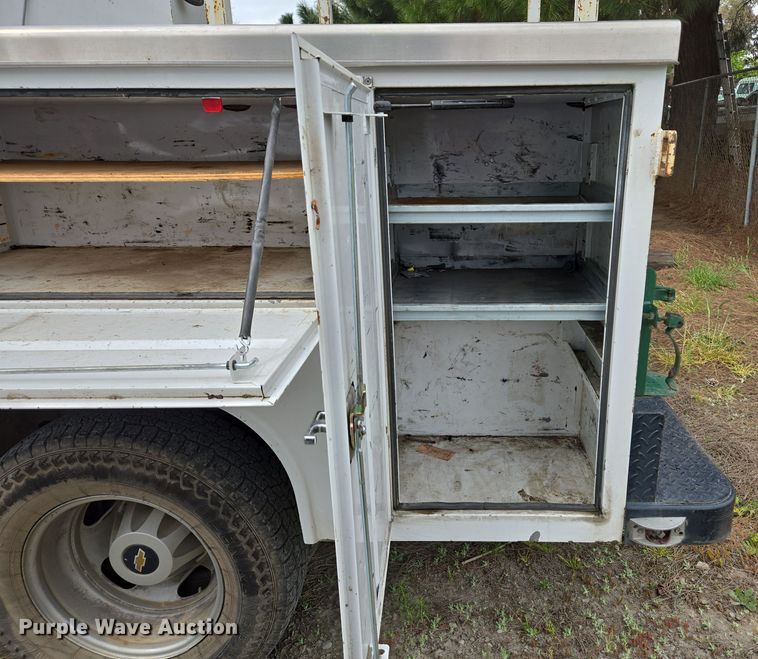 image for item EC0912 2018 Chevrolet Silverado 3500HD Double Cab flatbed pickup truck