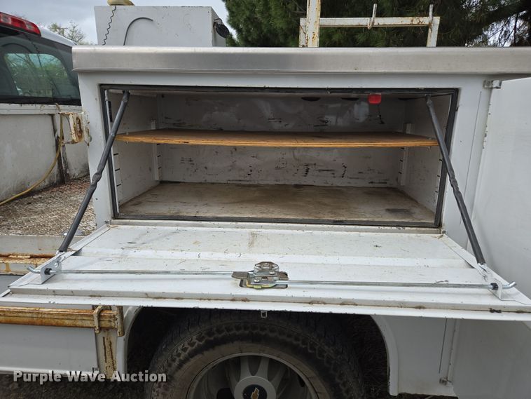 image for item EC0912 2018 Chevrolet Silverado 3500HD Double Cab flatbed pickup truck