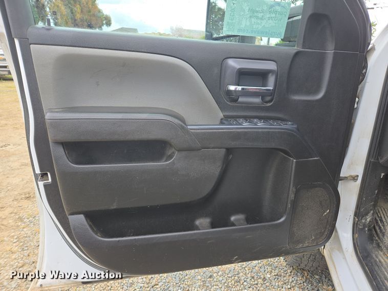 image for item EC0912 2018 Chevrolet Silverado 3500HD Double Cab flatbed pickup truck