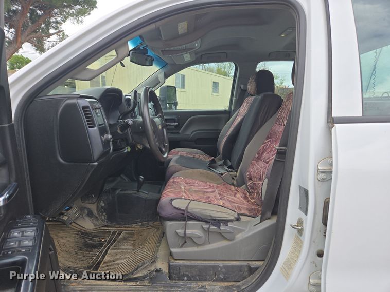 image for item EC0912 2018 Chevrolet Silverado 3500HD Double Cab flatbed pickup truck