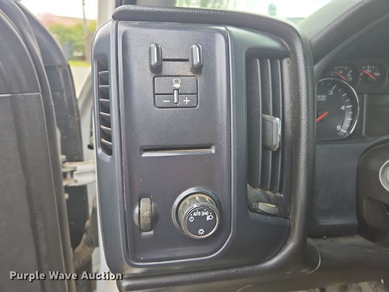 image for item EC0912 2018 Chevrolet Silverado 3500HD Double Cab flatbed pickup truck