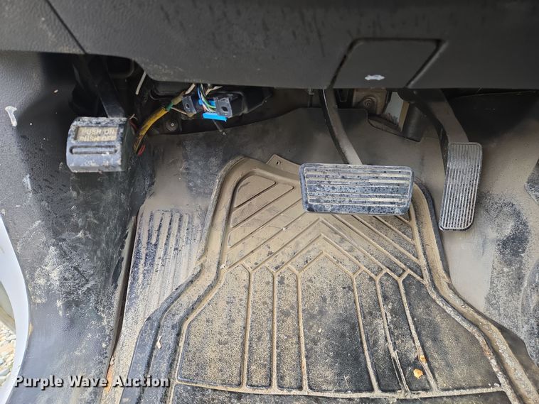 image for item EC0912 2018 Chevrolet Silverado 3500HD Double Cab flatbed pickup truck