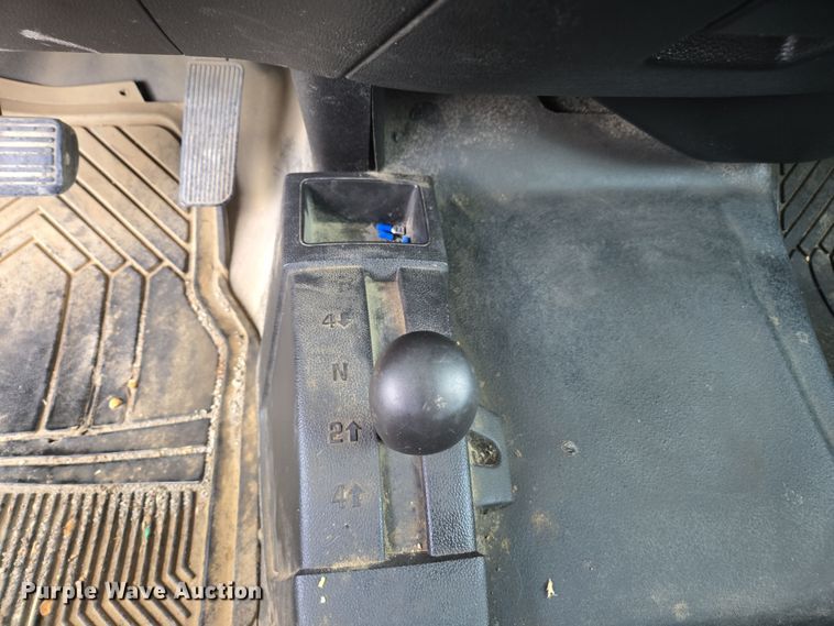 image for item EC0912 2018 Chevrolet Silverado 3500HD Double Cab flatbed pickup truck