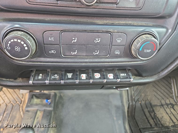 image for item EC0912 2018 Chevrolet Silverado 3500HD Double Cab flatbed pickup truck