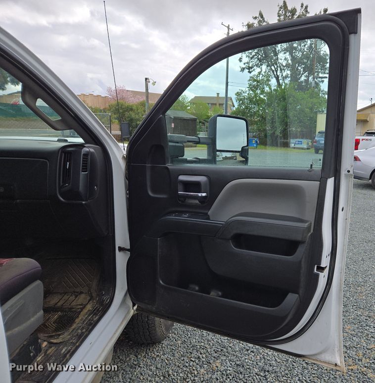 image for item EC0912 2018 Chevrolet Silverado 3500HD Double Cab flatbed pickup truck