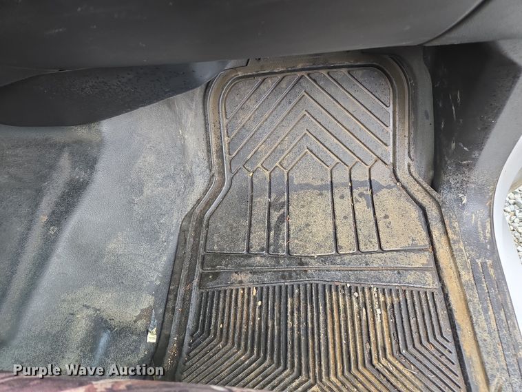 image for item EC0912 2018 Chevrolet Silverado 3500HD Double Cab flatbed pickup truck