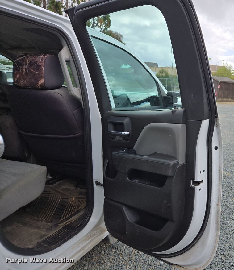 image for item EC0912 2018 Chevrolet Silverado 3500HD Double Cab flatbed pickup truck