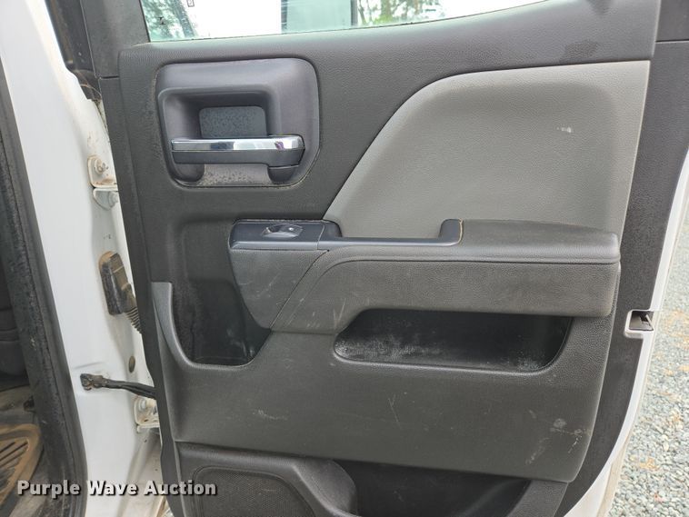 image for item EC0912 2018 Chevrolet Silverado 3500HD Double Cab flatbed pickup truck