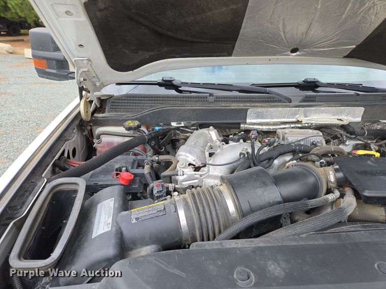 image for item EC0912 2018 Chevrolet Silverado 3500HD Double Cab flatbed pickup truck