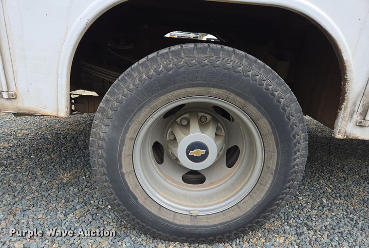 image for item EC0912 2018 Chevrolet Silverado 3500HD Double Cab flatbed pickup truck