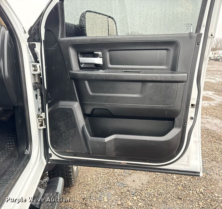 image for item EG2511 2019 Dodge Ram 5500 Crew Cab flatbed truck