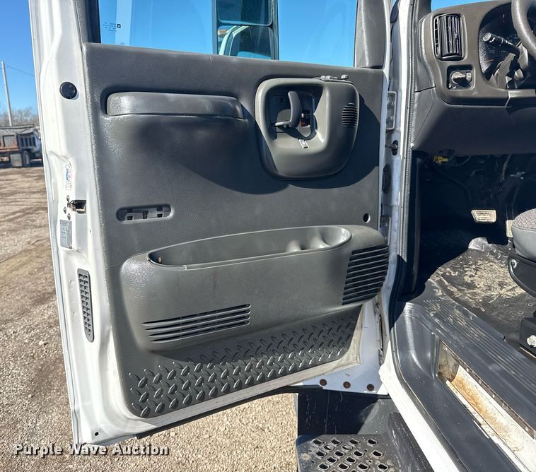 image for item EG2572 2007 GMC C5500 rollback truck